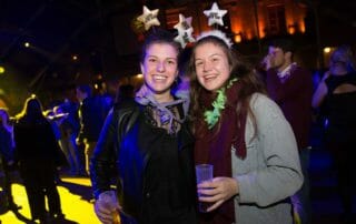 Dos chicas celebrando la entrada al nuevo año en la fiesta de fin de año de Barcelona.