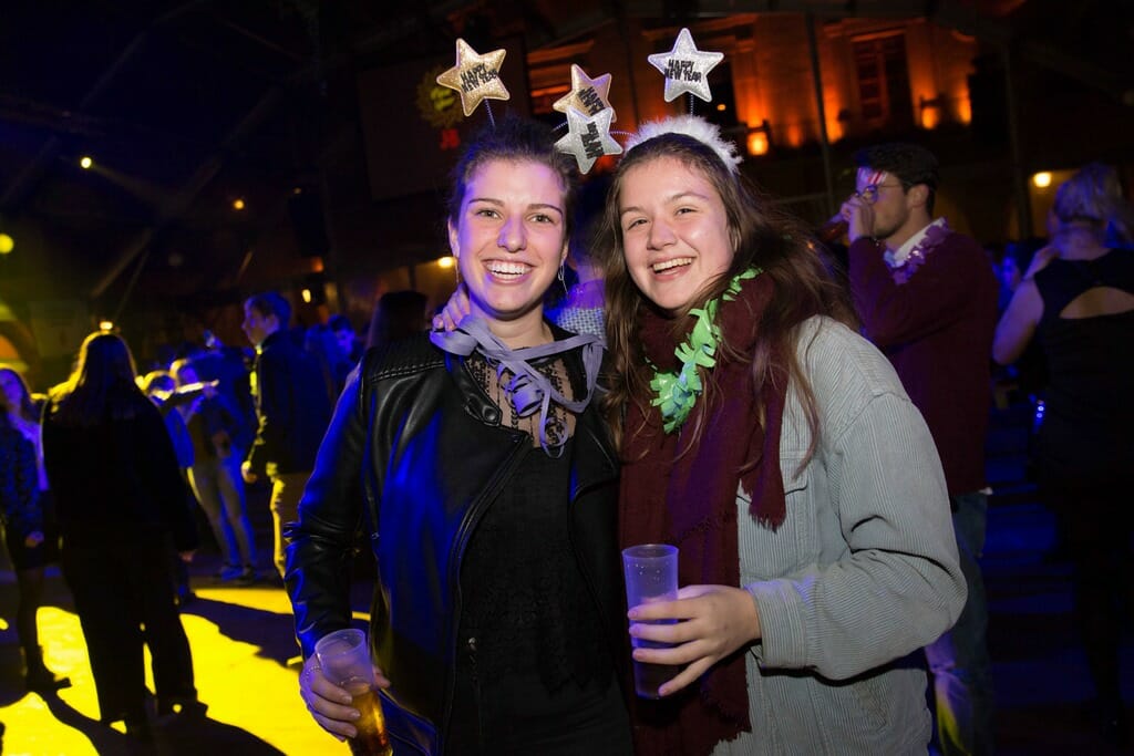 Dos chicas celebrando la entrada al nuevo año en la fiesta de fin de año de Barcelona.