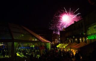 Focs artificials a les festes de cap d’any de Barcelona al Poble Espanyol.