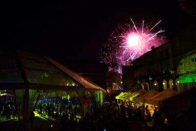 Fuegos artificiales en las fiestas de fin de año de Barcelona en el Poble Espanyol.