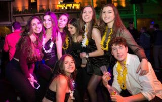 Grupo de amigos en la fiesta de fin de año de Barcelona.