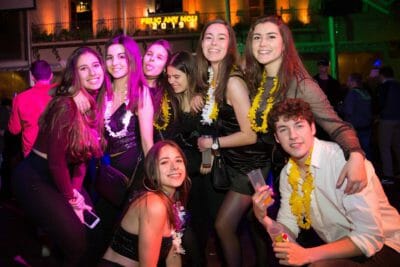 Grupo de amigos en la fiesta de fin de año de Barcelona.