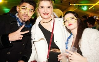 Tres amigos en la fiesta de fin de año en Barcelona.