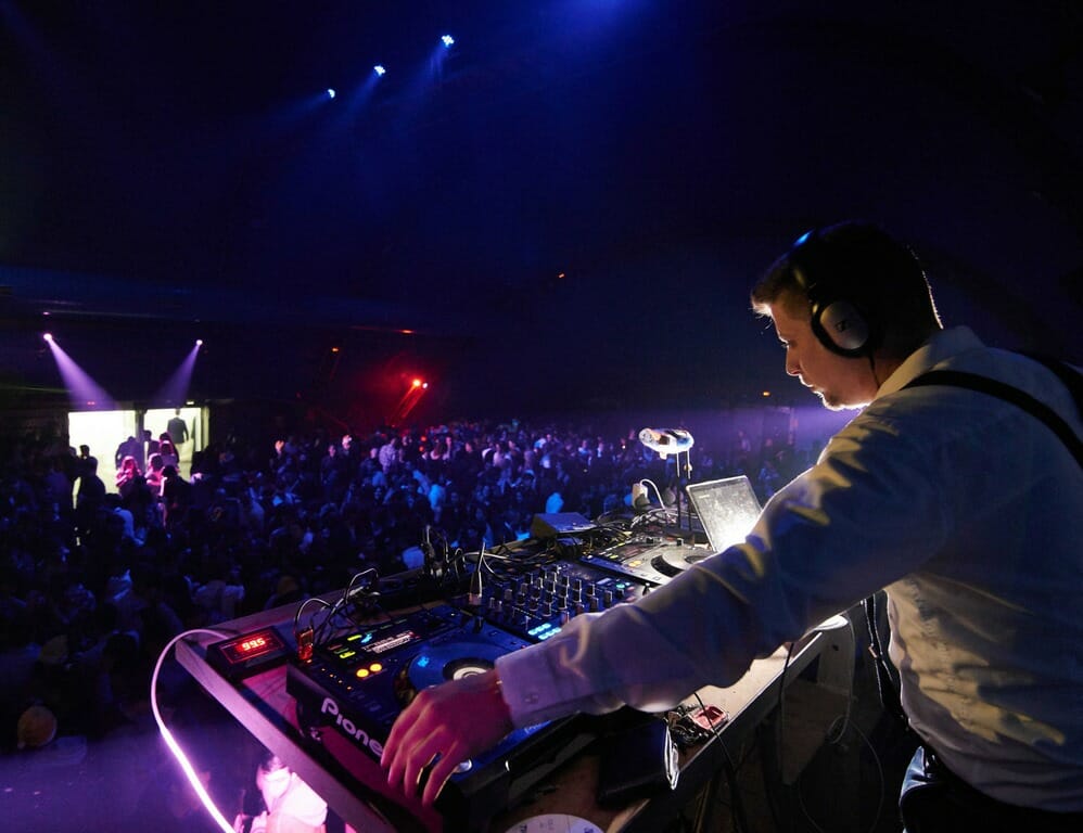 DJ suonando musica alla festa di capodanno a Barcellona.