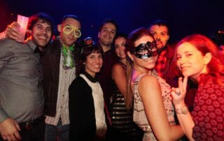 Amigos en la fiesta de fin de año en Barcelona.