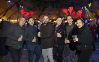 Amigos en la noche de la fiesta de fin de año en Barcelona.