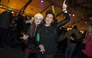 Dos amigas bailando en la fiesta de fin de año en Barcelona.