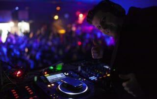 DJ pinchando los mejores hits en la fiesta de fin de año en Barcelona.