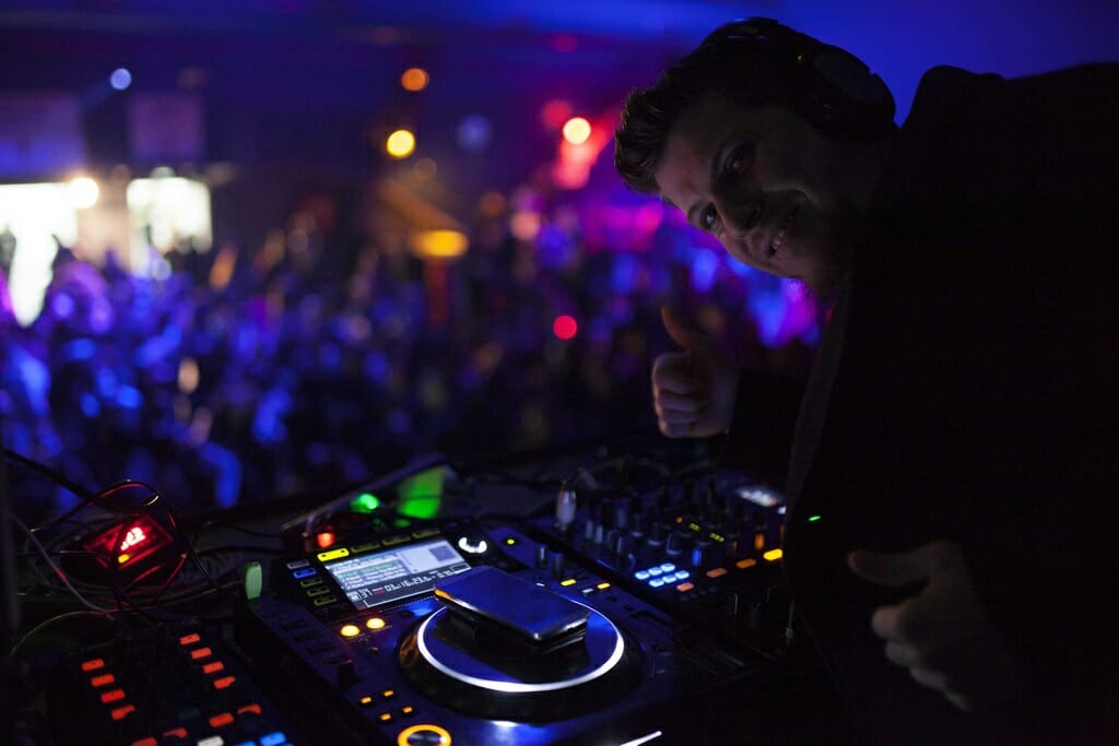 DJ suonando i hit migliori alla festa di capodanno a Barcellona.