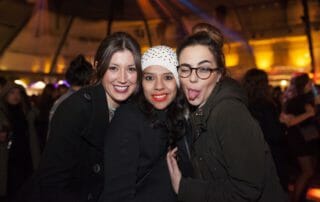 Tres amigas pasándolo en grande en la fiesta de fin de año en Barcelona.